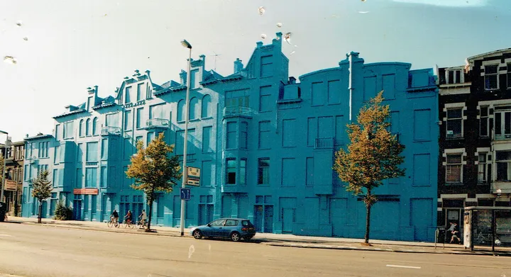Volledig blauw geschilderde panden aan de Beukelsdijk