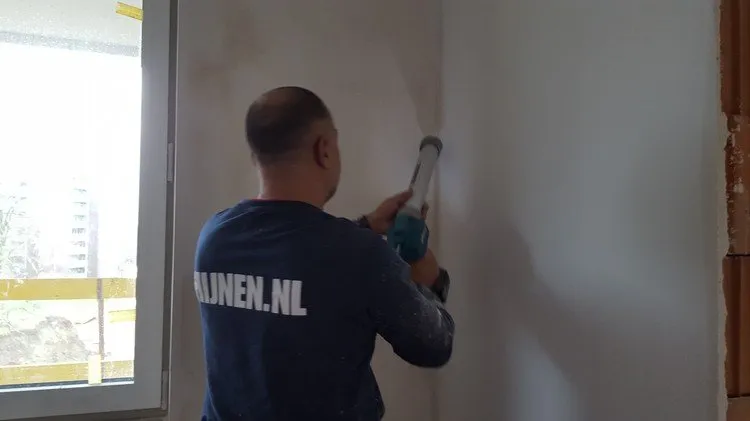 Gelijkmatig afgewerkte wand in het nieuwbouwproject