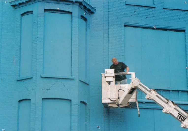 Detail van het blauwe schilderwerk