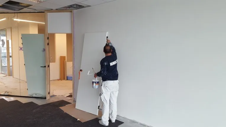 Schilderwerk aan deuren en kozijnen in het stadion